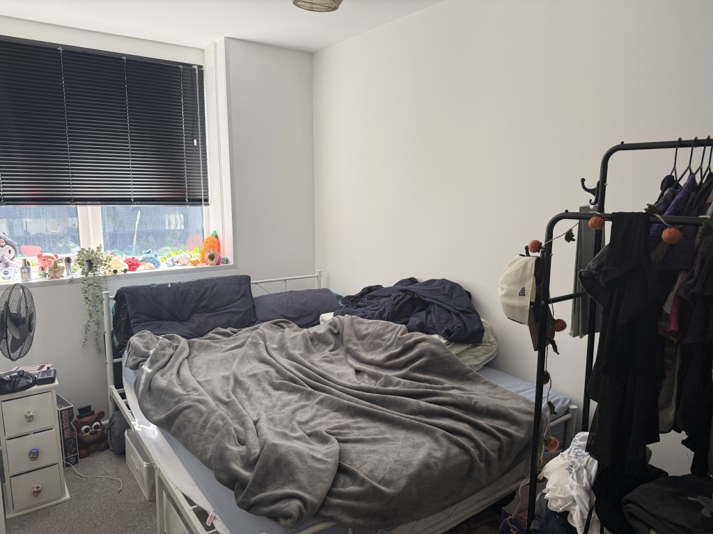 Lot: 139 - ONE-BEDROOM LEASEHOLD FLAT FOR INVESTMENT - Bedroom with white painted walls